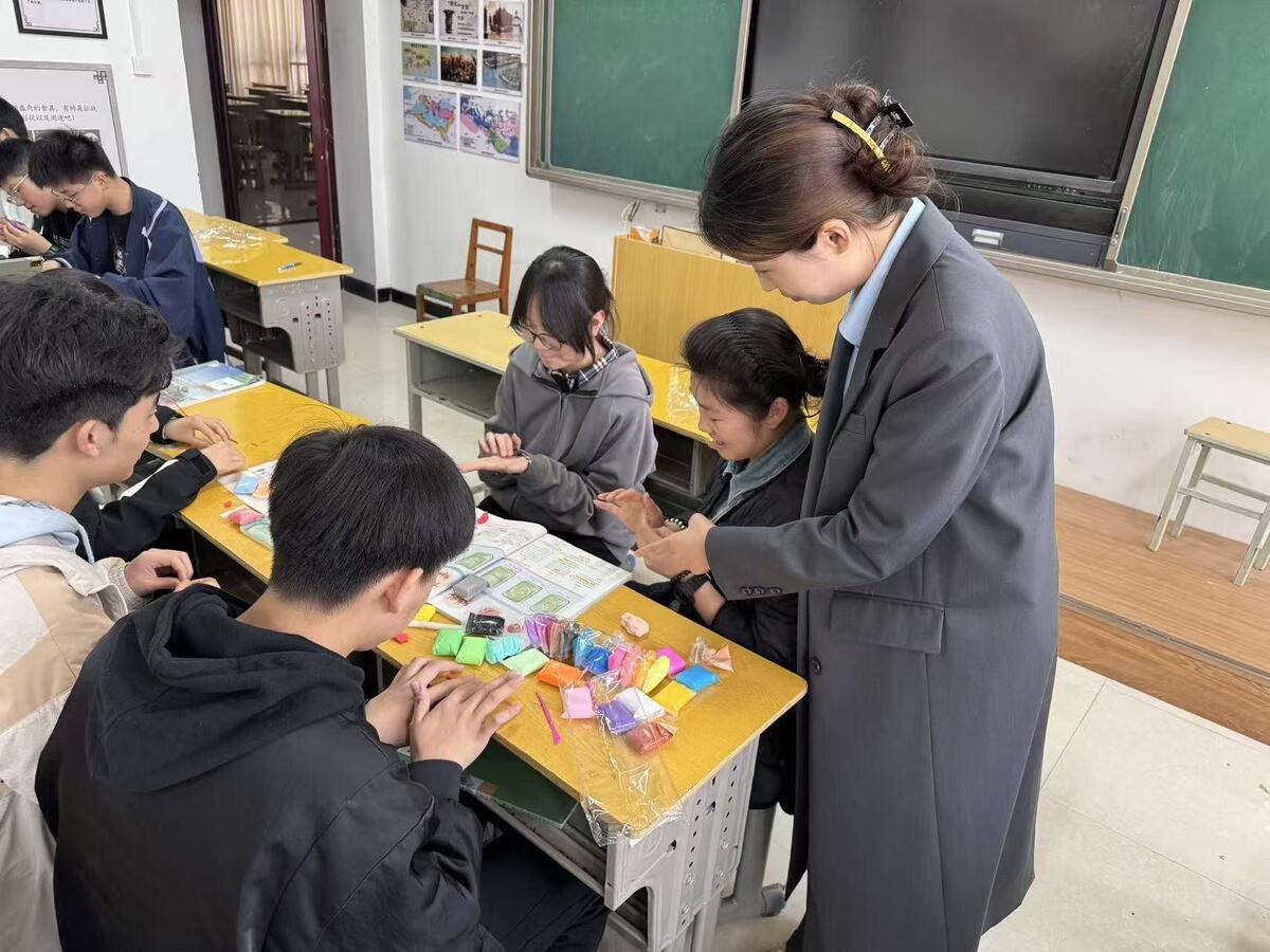 巧手塑模型,实践悟生物--平顶山市二高百草园生物社开展“粘土模型制作”主题社团活动