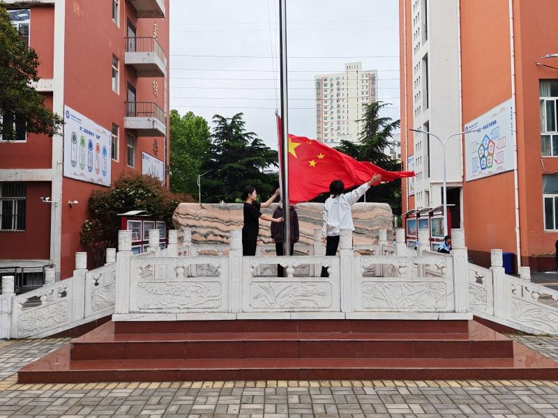 师泽如光  虽微致远 ——平顶山市二高举行第六届班主任节主题演讲活动